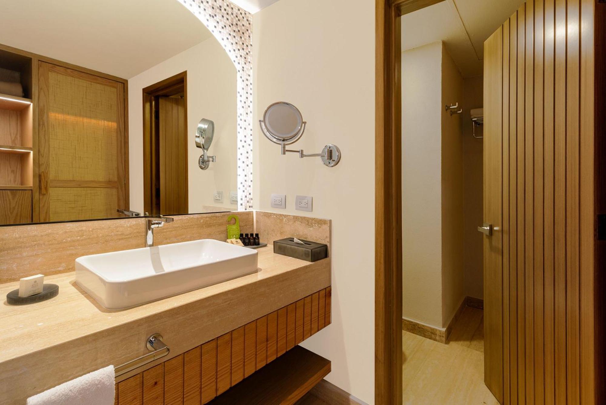 Deluxe King Partial Sea View