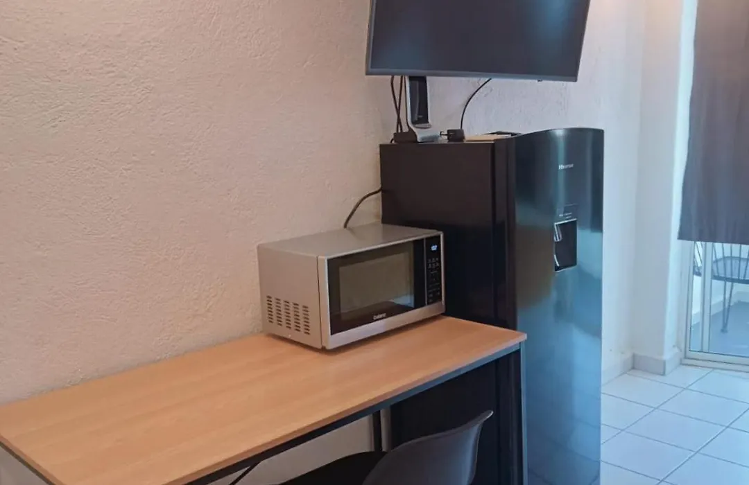 Lovely Studio Apartment With Balcony Ac & Wi-Fi, Minutes From Downtown!-1