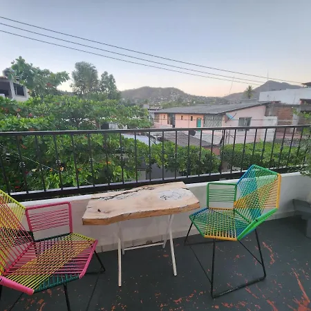 Lovely Studio Apartment With Balcony Ac & Wi-Fi, Minutes From Downtown!-3