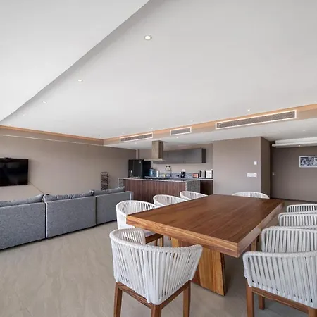 Beachfront Bliss: Luxurious 4-Bedroom Apartment-2