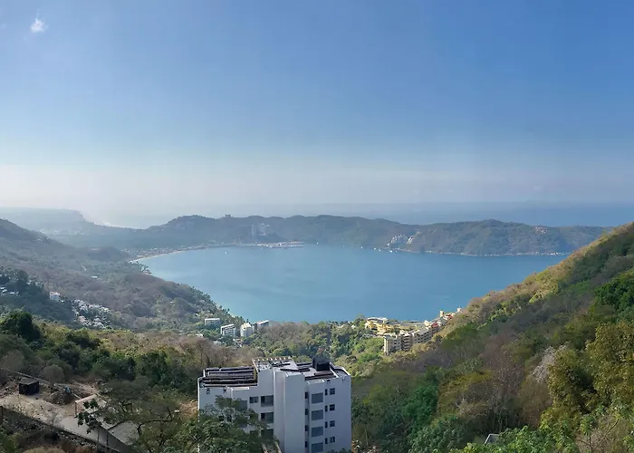 Acapulco Hotels for Romantic Getaway near Praderas de Costa Azul